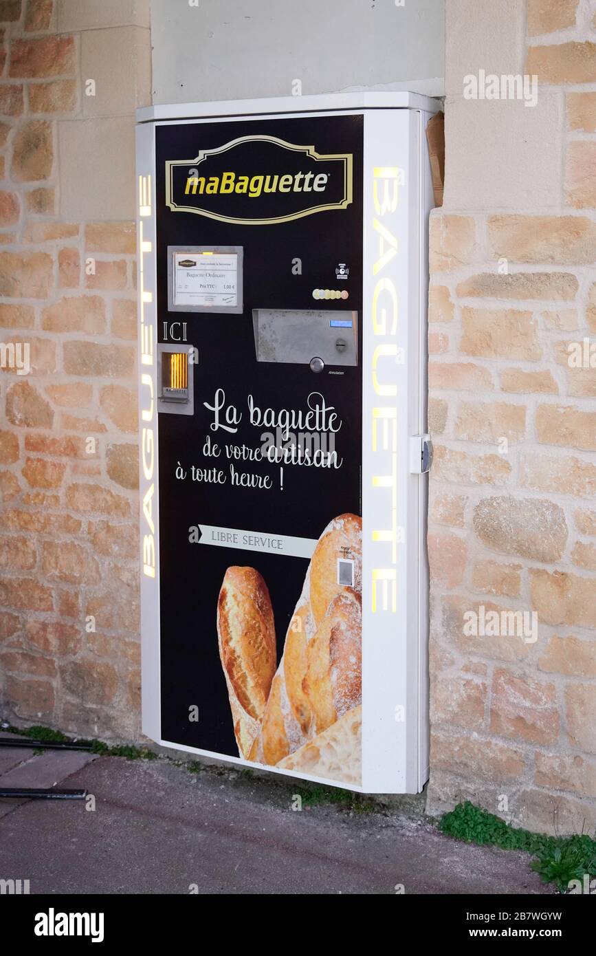 Bordeaux , Aquitaine / France - 03 03 2020 : mabaguette distributeur  automatique de pain frais Photo Stock - Alamy