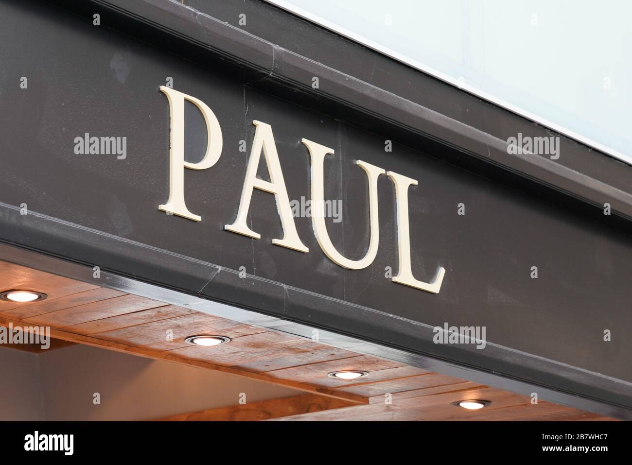 Bordeaux , Aquitaine / France - 09 24 2019 : Paul Sign logo magasin célèbre boulangerie et restaurant français Banque D'Images