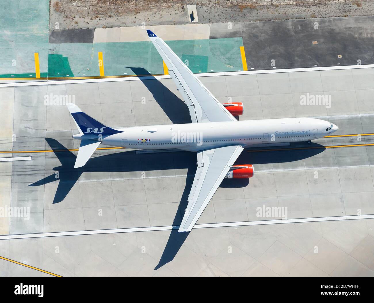 Scandinavian Airlines Airbus A 330 sur la piste au départ de l'aéroport international de Los Angeles LAX, CA, États-Unis. Enregistré comme LN-RKT. Banque D'Images Scandinavian Airlines Airbus A 330 sur la piste au départ de l'aéroport international de Los Angeles LAX, CA, États-Unis. Enregistré comme LN-RKT. Banque D'Images