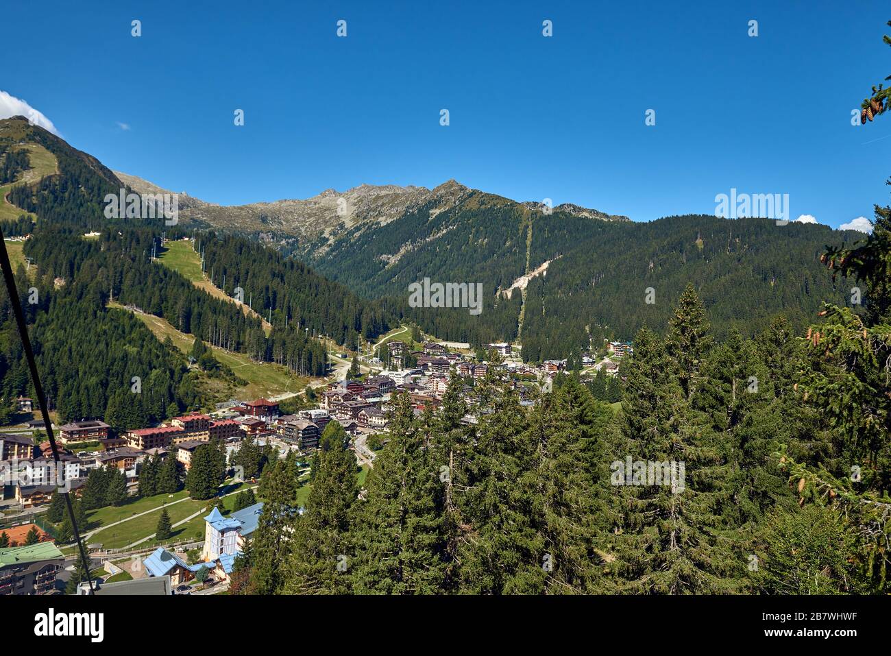 Montagnes autour de Madonna di Campiglio, Madonna di Campiglio en été, Italie, Nord & Central Brenta groupes de montagne, Dolomites occidentaux, Tre Banque D'Images