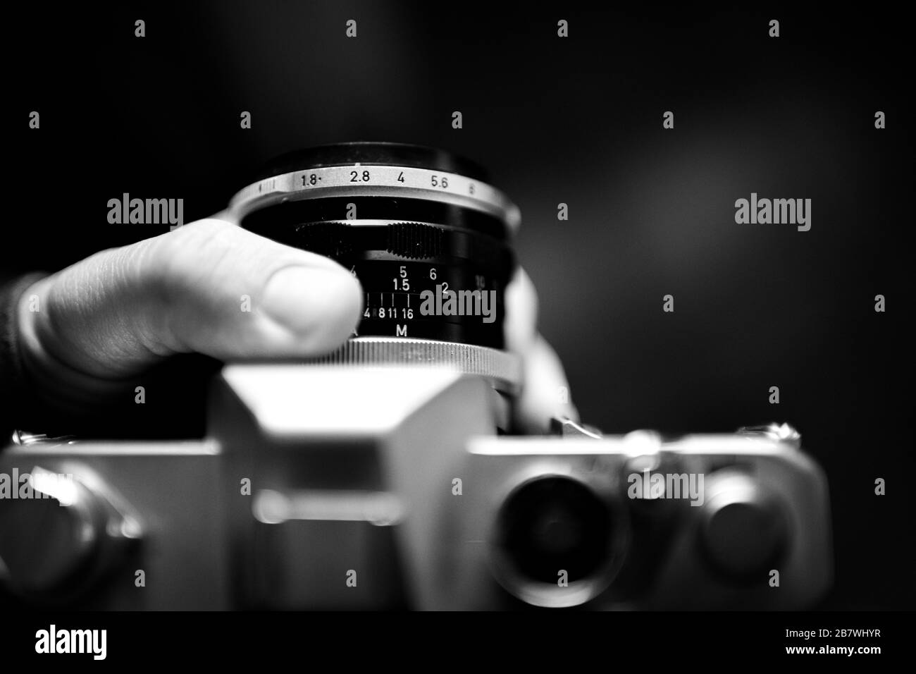 appareil photo classique 35 mm en métal vintage isolé de l'arrière-plan Banque D'Images