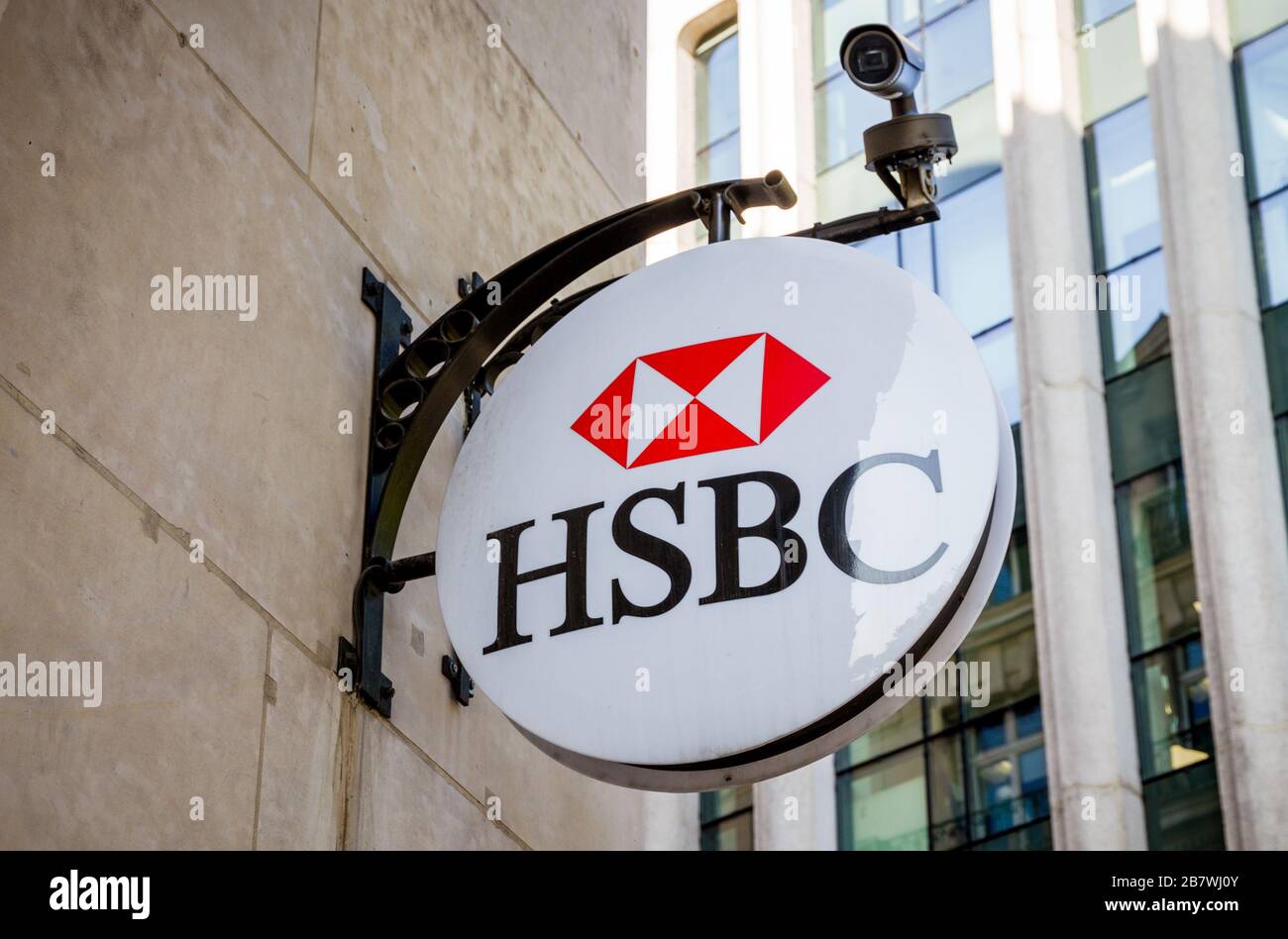 Paris/France - 10 septembre 2019 : le panneau d'entrée de l'agence bancaire HSBC sur l'avenue champs-Elysées Banque D'Images
