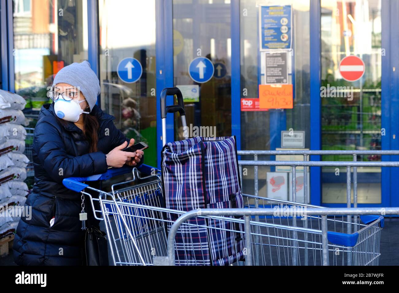 Bruxelles, Belgique. 18 mars 2020. Les clients se tiennent dans une file d'attente à l'extérieur d'un supermarché avant que le gouvernement belge n'impose un verrouillage du coronavirus. Crédit: ALEXANDROS MICHAILIDIS/Alay Live News Banque D'Images