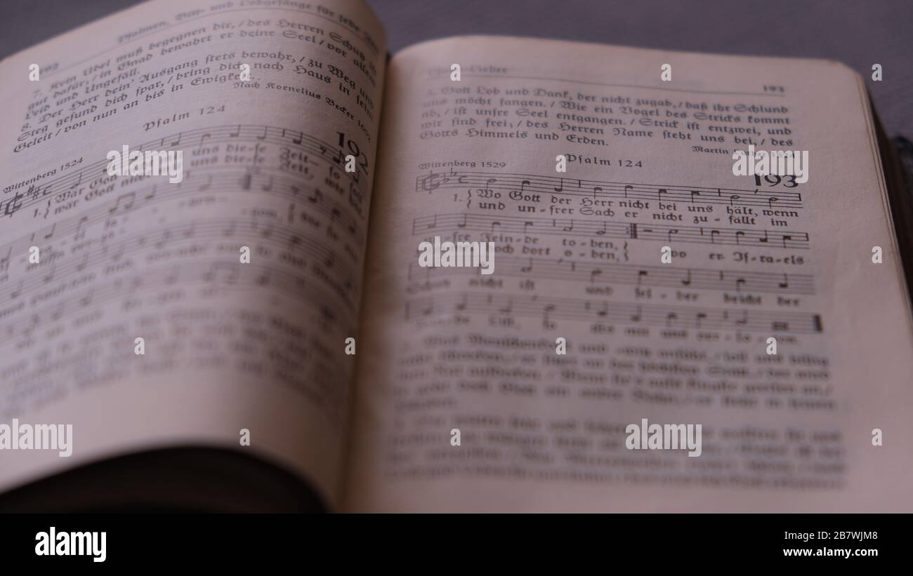 Chansons dans l'ancien livre de Hymn Banque D'Images