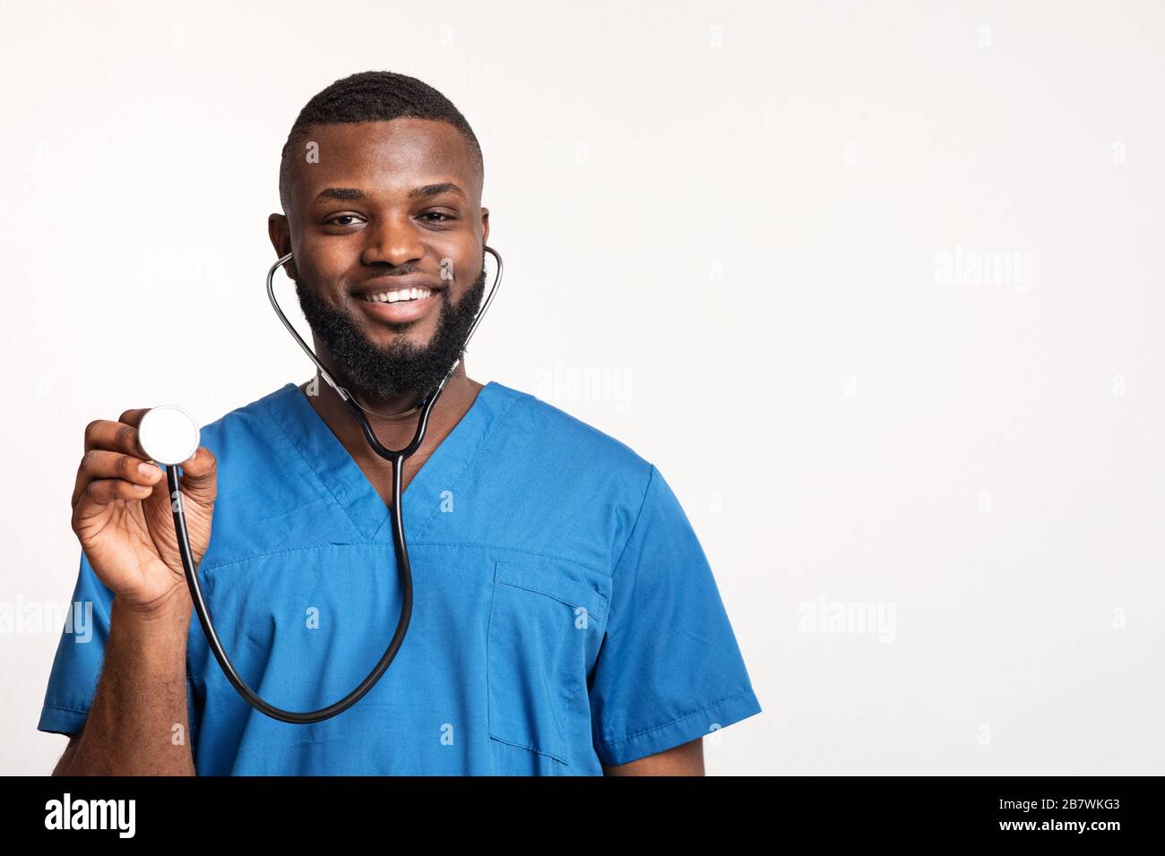 Un médecin africain joyeux prêt à examiner le patient Banque D'Images