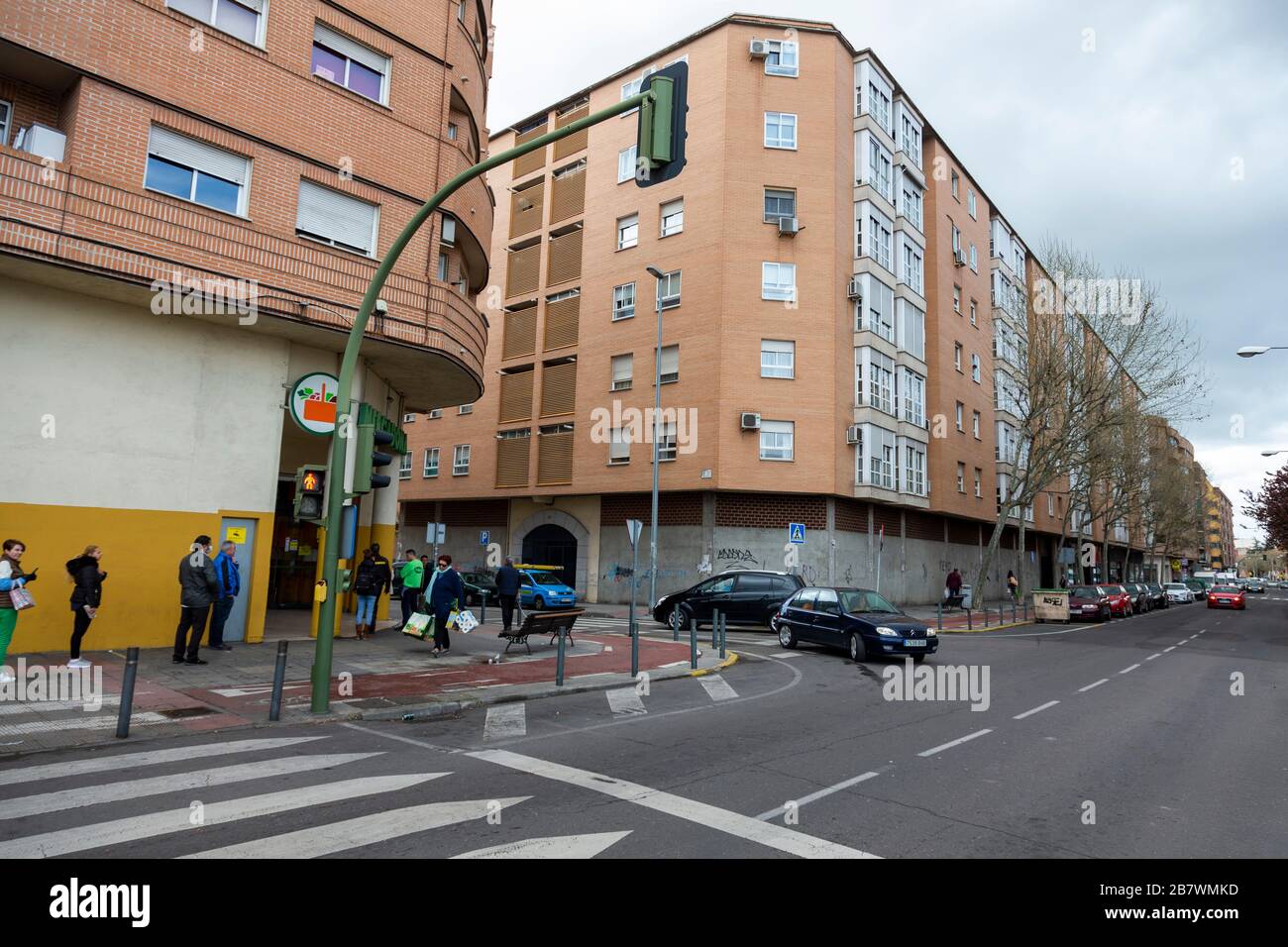 Talavera, Espagne. 17 mars 2020. L'afflux vers un supermarché pour les gros achats de nourriture pendant l'état d'urgence pour le Covid-19 Coronavirus.Espagne a enregistré près de 1 000 nouvelles infections COVID-19 au cours des dernières 24 heures, ce qui porte le nombre total de cas à 8 744. Afin de se réin dans le virus, l'Espagne a déclaré un état d'alerte, en fermant tous leurs services essentiels et en ordonnant à sa population de 46 millions de personnes de rester à la maison. Les gens sont autorisés à acheter de la nourriture ou des médicaments, à aller au travail ou à obtenir un traitement médical. Crédit: SOPA Images Limited/Alay Live News Banque D'Images