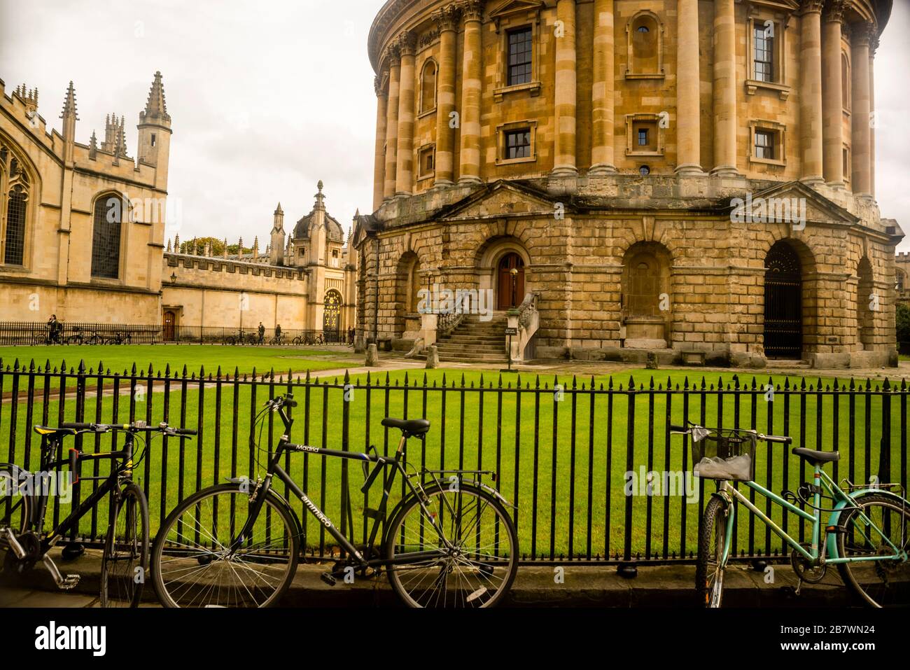 La circularité de la caméra Radcliffe en fait un point focal de la ville d'Oxford, siège de l'Université d'Oxford, en Angleterre. Banque D'Images