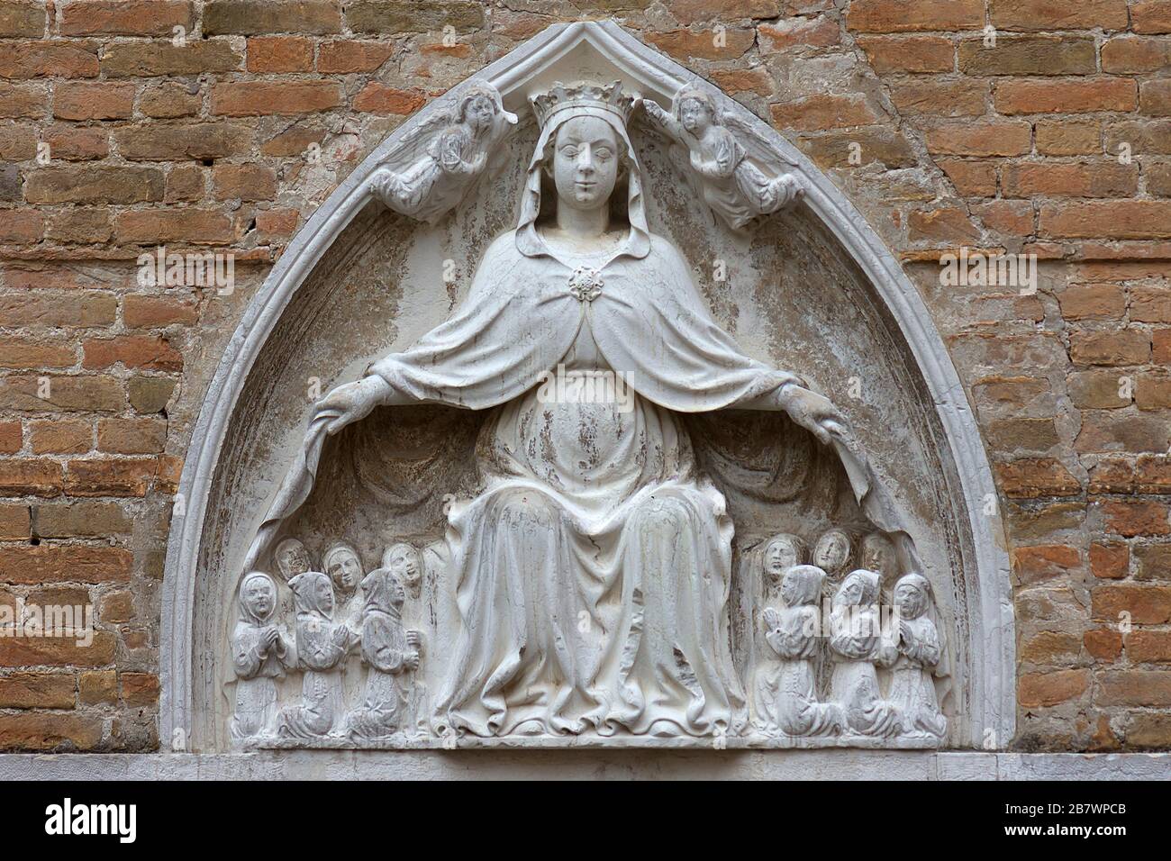 Relief de la Vierge Marie, représentation de la Vierge Marie qui cache les fidèles sous son manteau répandu, Venise, Vénétie, Italie Banque D'Images