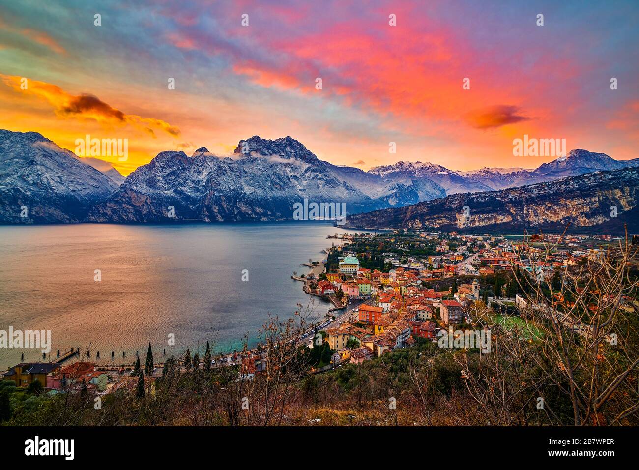 Beau panorama dans la Torbole une petite ville sur le lac de Garde en hiver au coucher du soleil, lac de Garde entouré de montagnes, Trentin Haut-Adige Banque D'Images