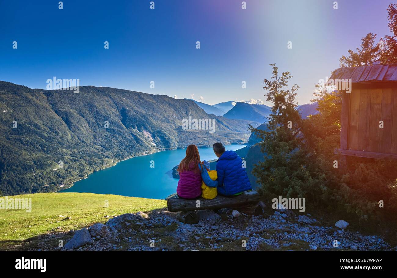 Vue aérienne sur la magnifique ville de Molveno et le lac Molveno, un lac alpin du Trentin, en Italie Banque D'Images