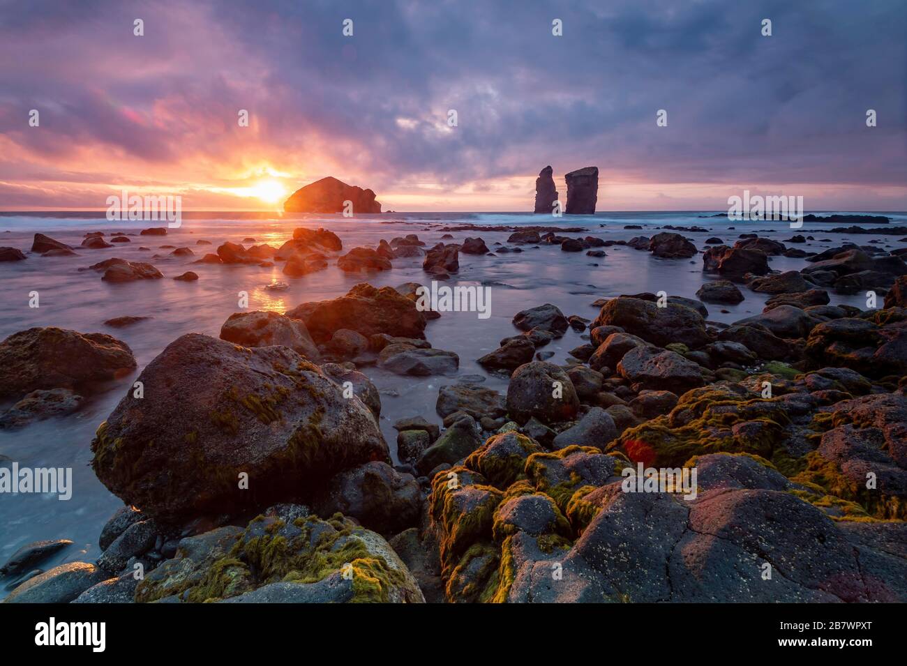 Coucher de soleil sur une côte pierreuse avec d'énormes rochers dans l'océan Atlantique, San Miguel, Açores, Portugal Banque D'Images