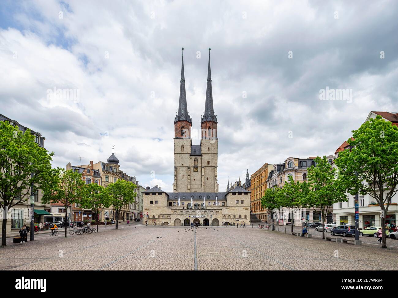 Côté est du Hallmarkt avec une station de transformation et l'église St. Mary's, Halle (Saale), Saxe-Anhalt, Allemagne Banque D'Images