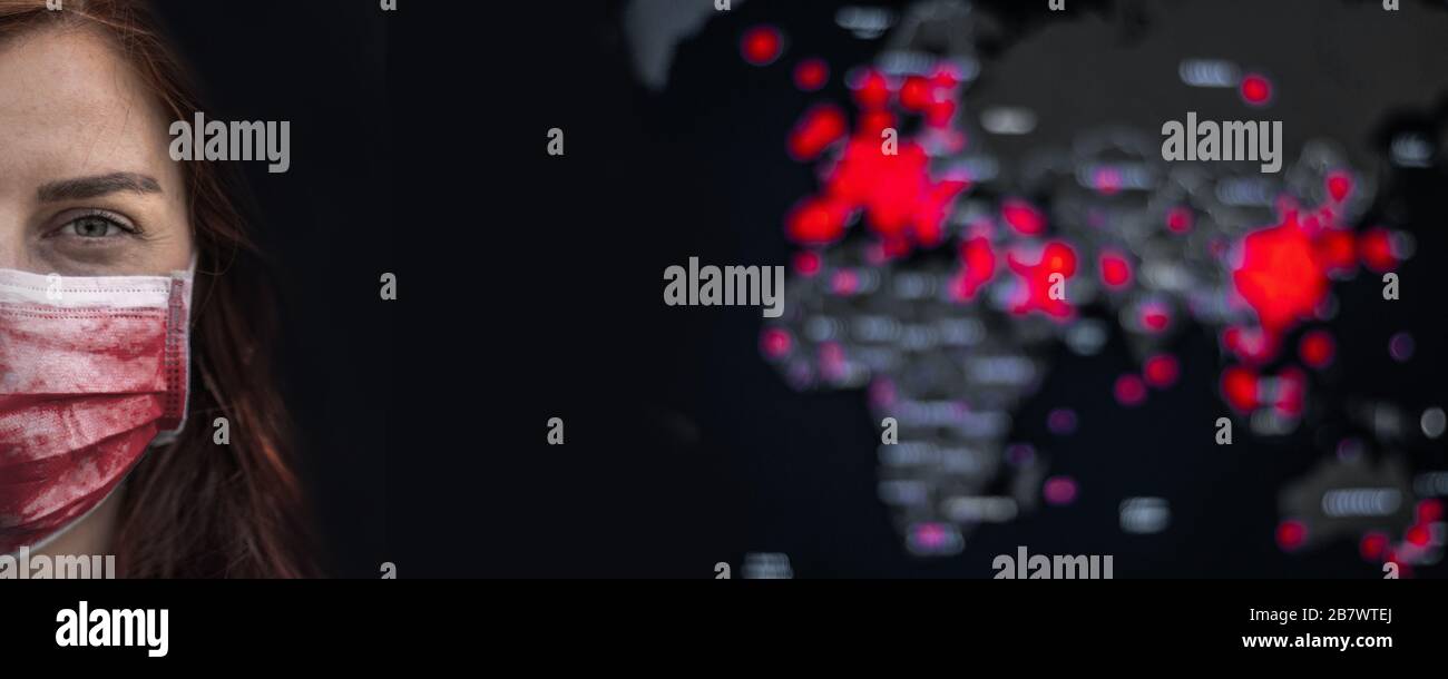 Bannière Web horizontale avec une femme dans un masque chirurgical médical regardant la caméra sur un fond sombre avec espace de copie. Carte du monde avec des cercles rouges marqués épidémie. Concept d'infection COVID-19. Banque D'Images