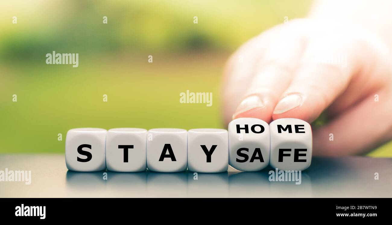 Les dés forment l'expression « tay home, Stay safe ». Banque D'Images