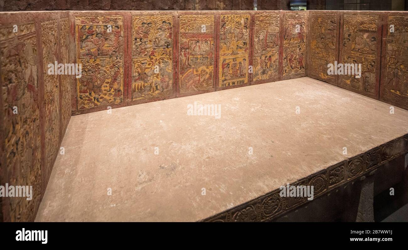 Canapé en pierre dorée peint avec écran à trois côtés, dynastie du Zhou du Nord, musée d'histoire du Shaanxi, Xian, Chine Banque D'Images