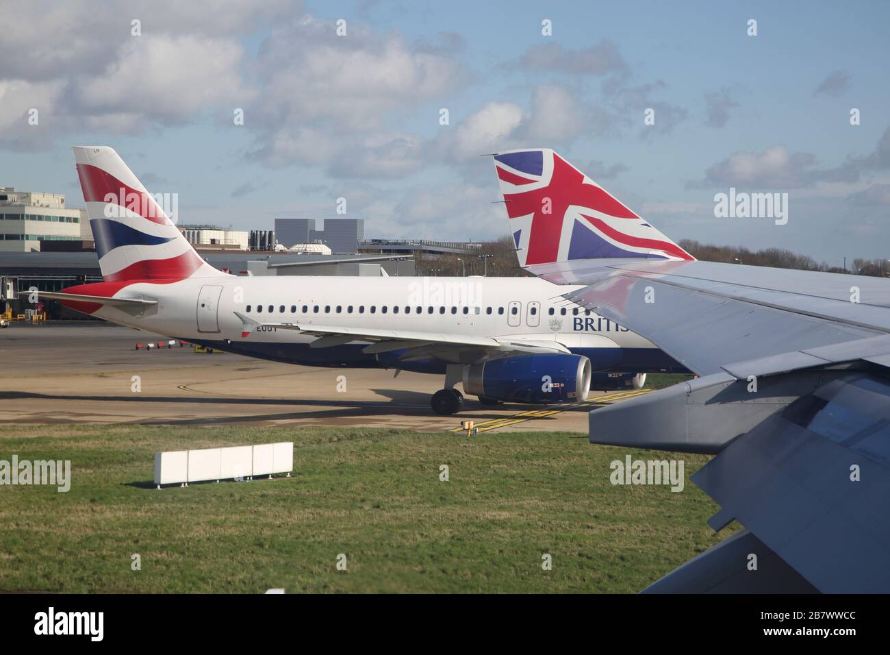 Gatwick Airport England avion Boeing 747-400 (744) Wing montrant Union Jack Design sur l'aile Tip Banque D'Images