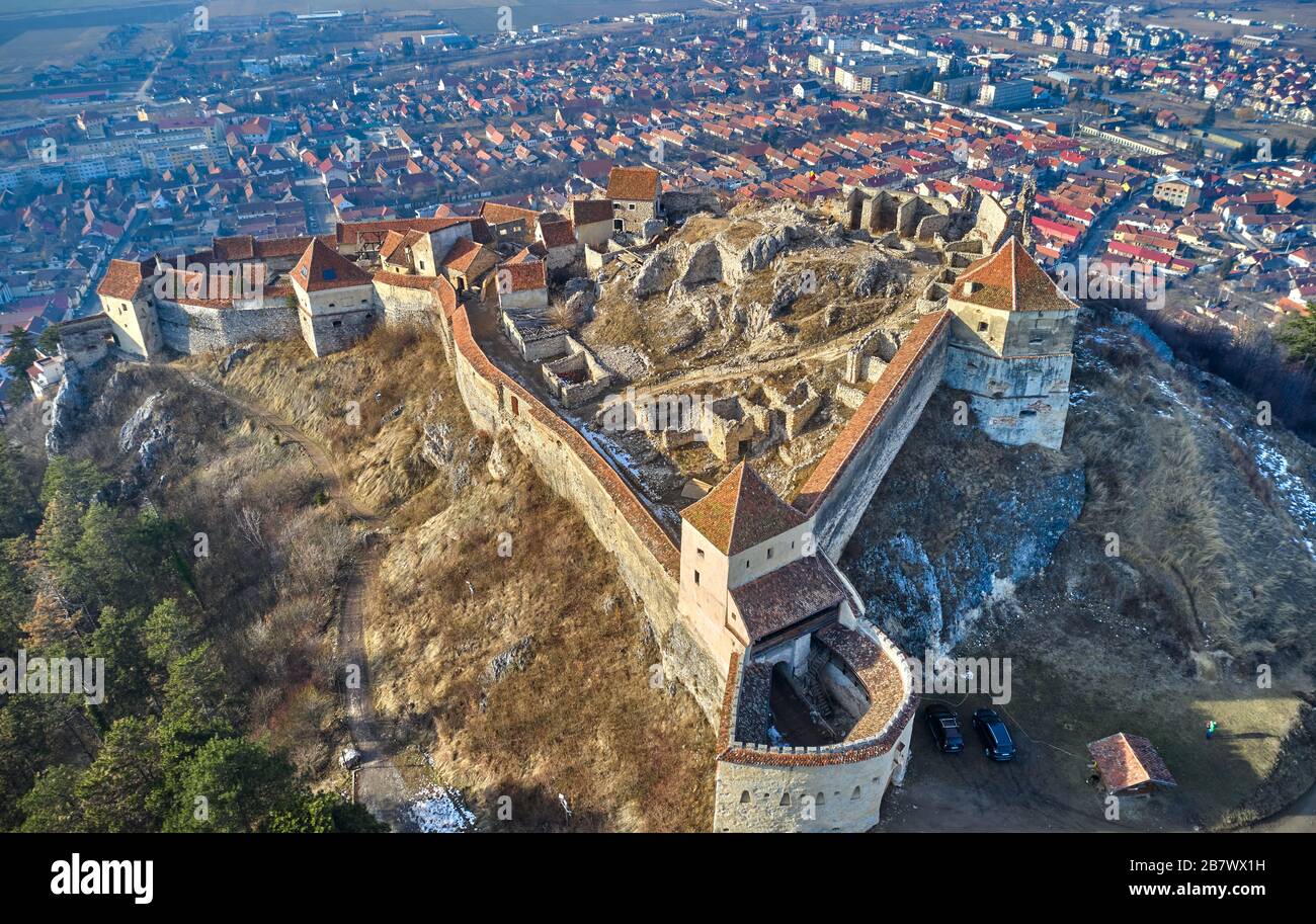 Vue aérienne de la forteresse de Rasnov et de la ville de Rasnov à Brașov, Transylvanie, Roumanie Banque D'Images