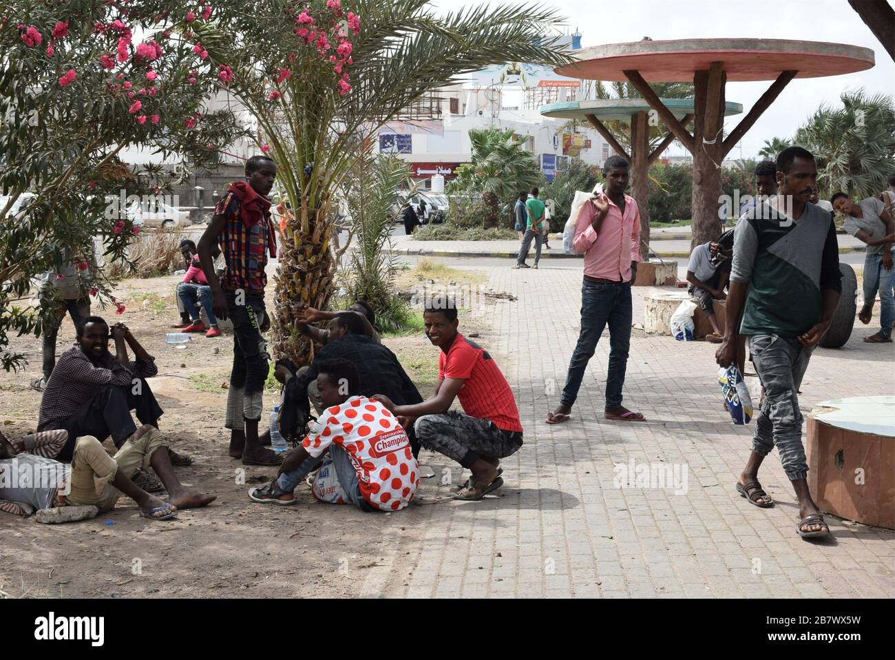 Aden, Yémen. 18 mars 2020. Les immigrants africains sont vus sur les trottoirs de rue dans la ville portuaire sud d'Aden, Yémen, 18 mars 2020. Le gouvernement du Yémen a déclaré un certain nombre de mesures de précaution pour tenter de freiner le déclenchement du coronavirus dans le pays arabe ravagé par la guerre. En dépit de ces mesures, yéménites a déclaré que des milliers d'immigrants africains et de demandeurs d'asile continuent de se bloquer dans le pays par le biais de postes frontière illégaux, car l'autorité sur les postes terrestres, aériens et maritimes du Yémen est fracturée entre le gouvernement soutenu par l'Arabie saoudite et le crédit H soutenu par l'Iran : Xinhua/A. Banque D'Images