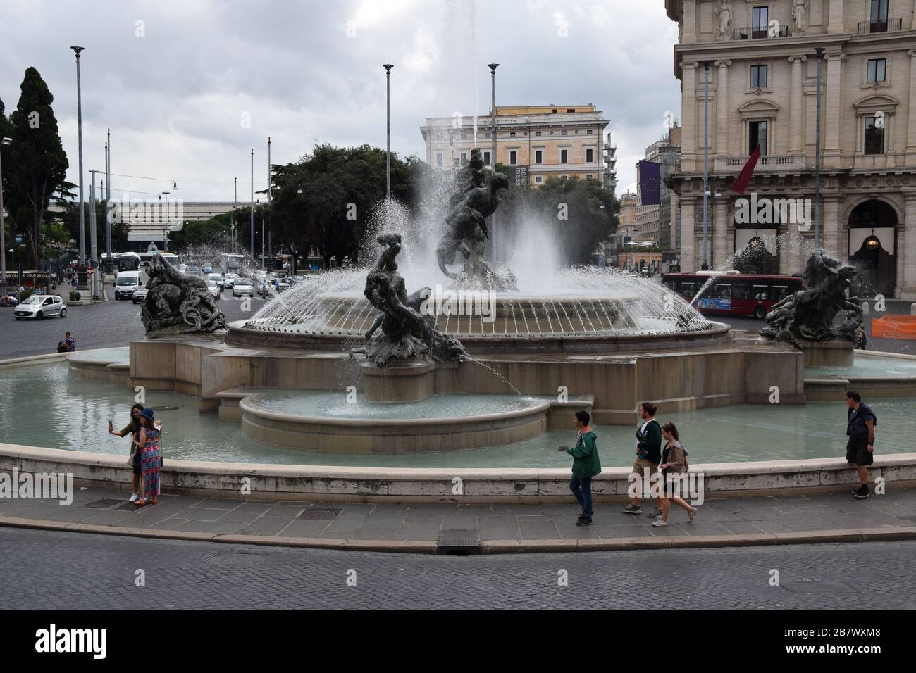 Basilique Santa Maria degli Angeli e dei Martiri et Fontana delle Naiadi sur la Piazza della Repubblica dans la ville de Rome, Italie Banque D'Images