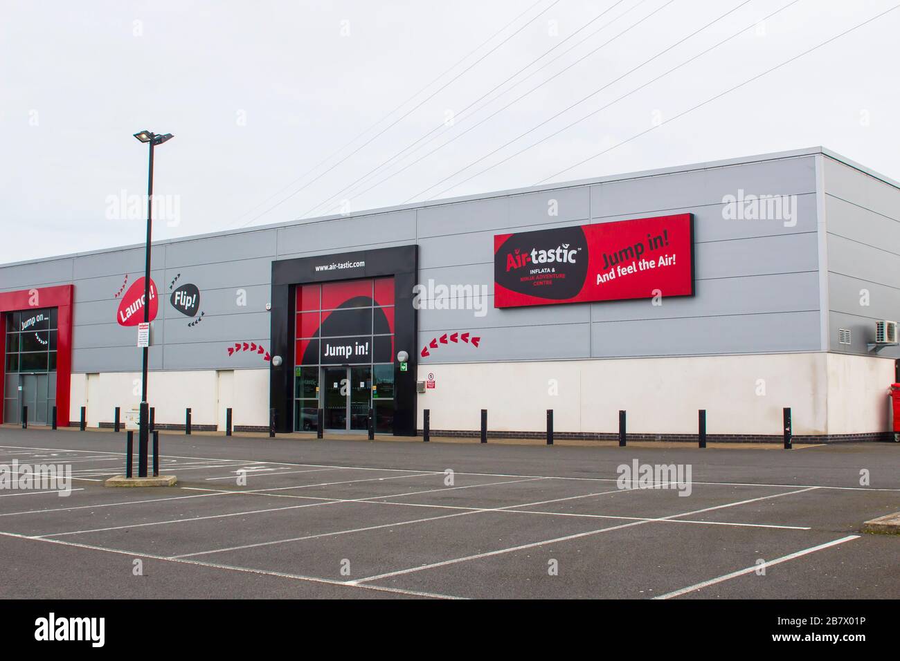 18 mars 2020 le centre d'attractions Airtastic moderne du comté de Bangor est situé dans un bâtiment en acier avec revêtement en aluminium. Banque D'Images