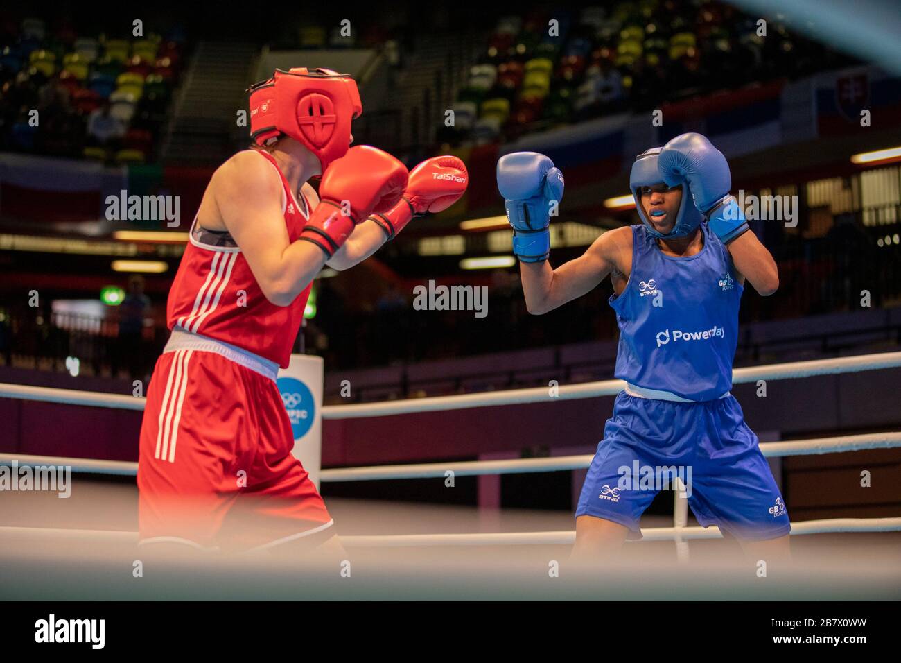 Londres, Royaume-Uni. 14-03-20. Ala Staradub (BLR) lutte Caroline Budois (GBR) lors de l'événement de qualification olympique de boxe en Europe de Tokyo. Banque D'Images