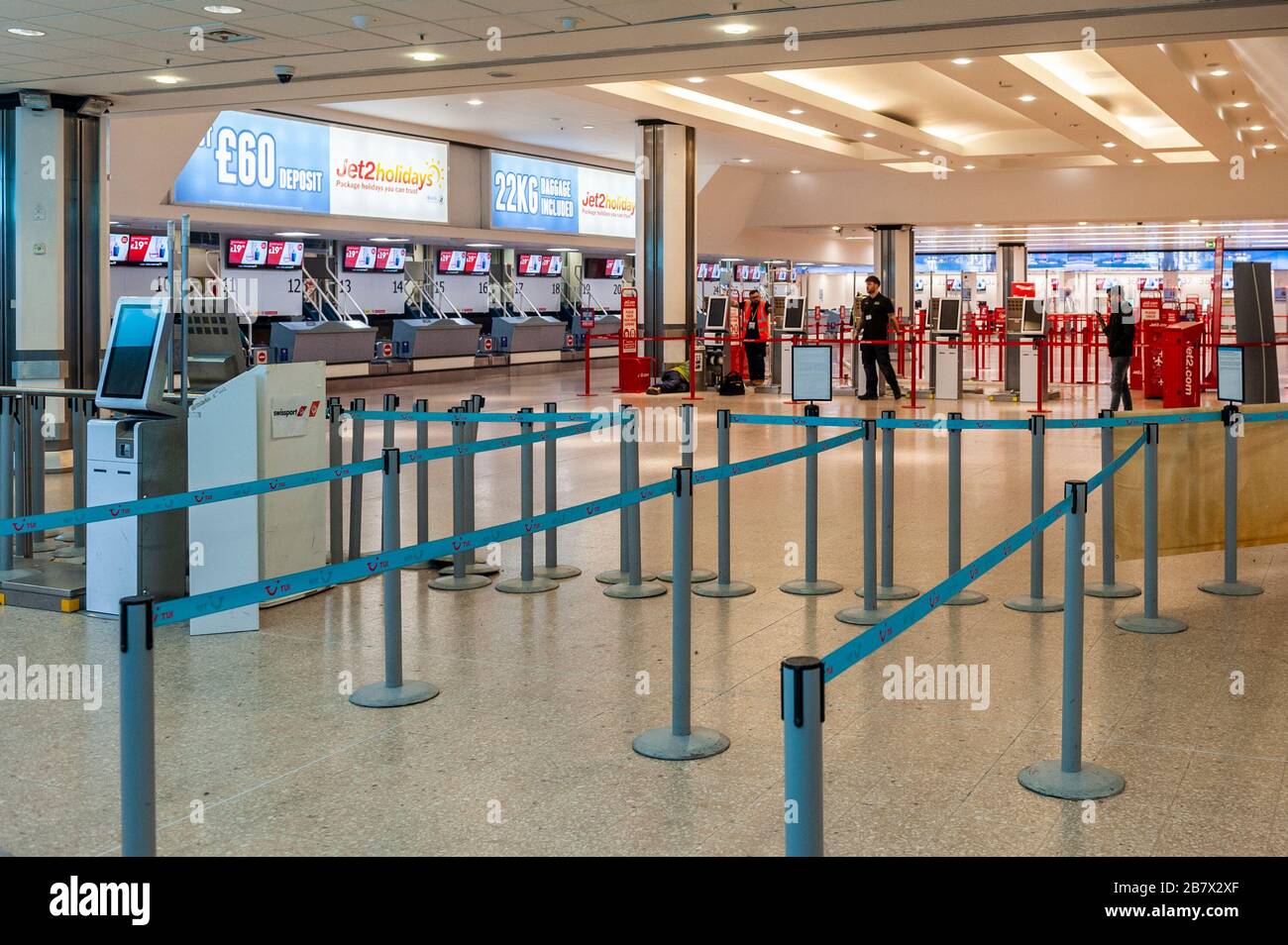 Birmingham, West Midlands, Royaume-Uni. 18 mars 2020. Les zones d'enregistrement ont été désertées à l'aéroport international de Birmingham aujourd'hui, car de nombreuses personnes ont choisi de ne pas voler en raison de la pandémie Covid-19. Les vols ont également été annulés en raison du nombre de passagers réduit. Crédit : AG News/Alay Live News Banque D'Images