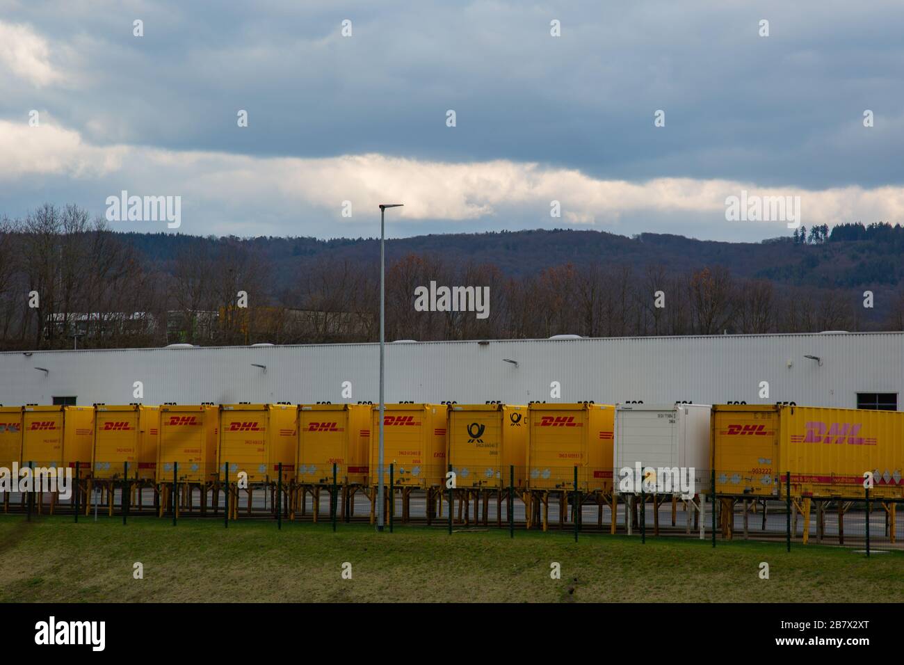 Neuwied, Allemagne - 07 mars 2020: Conteneur de livraison DHL devant un dépôt DHL . DHL est un leader mondial de la logistique. Banque D'Images