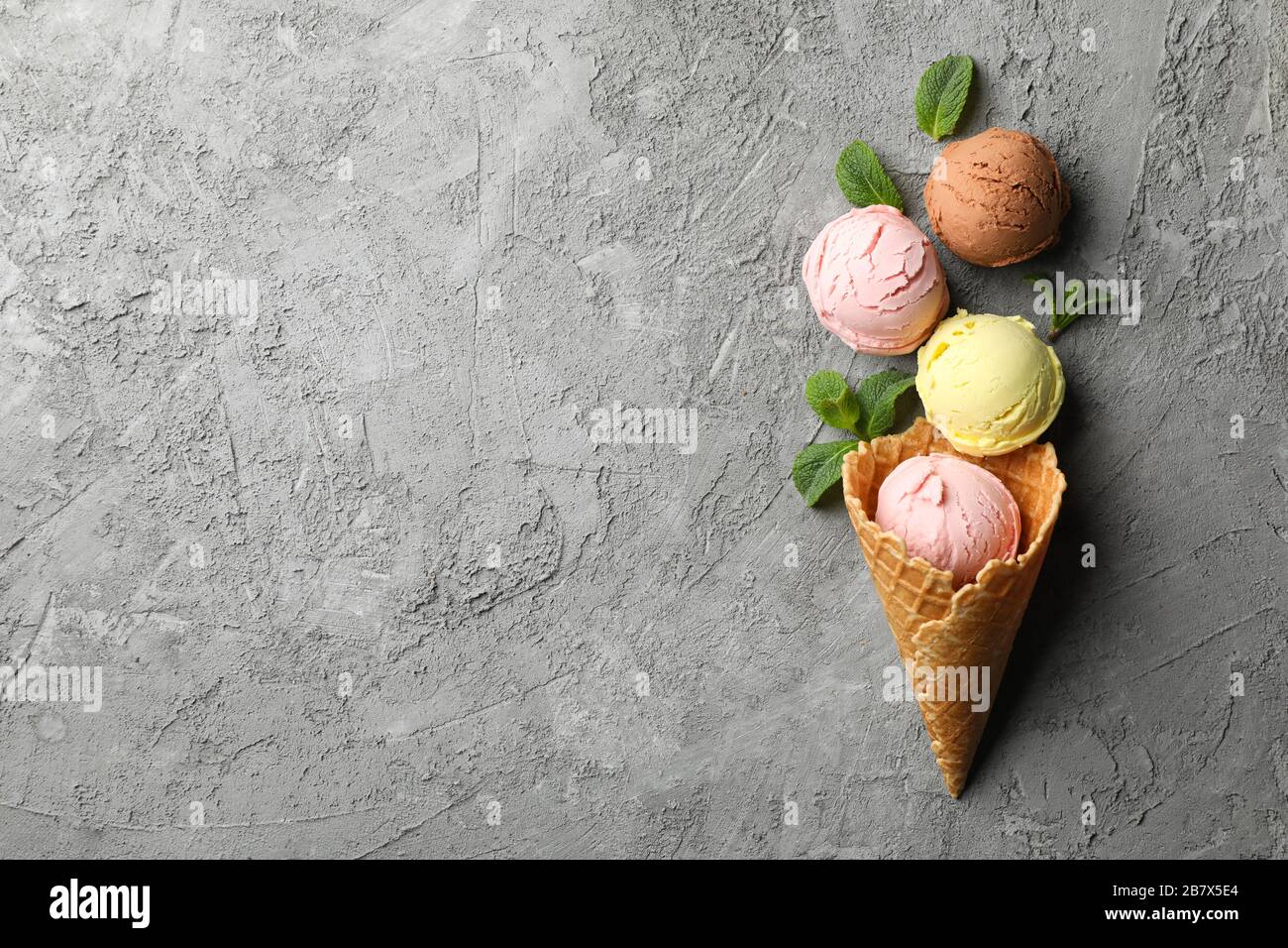 Glace et menthe sur fond gris, vue sur le dessus Banque D'Images