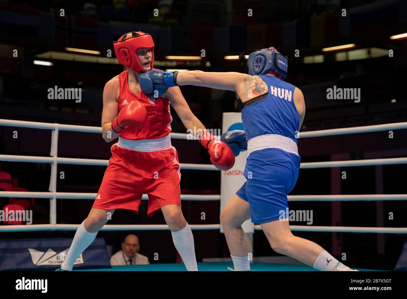 Londres, Royaume-Uni. 15-03-20. Anna Lysenko (UKR) combat LE ROUGE Eszter Olah (HUN) EN BLEU lors de l'événement de qualification de boxe olympique européen de Tokyo Banque D'Images