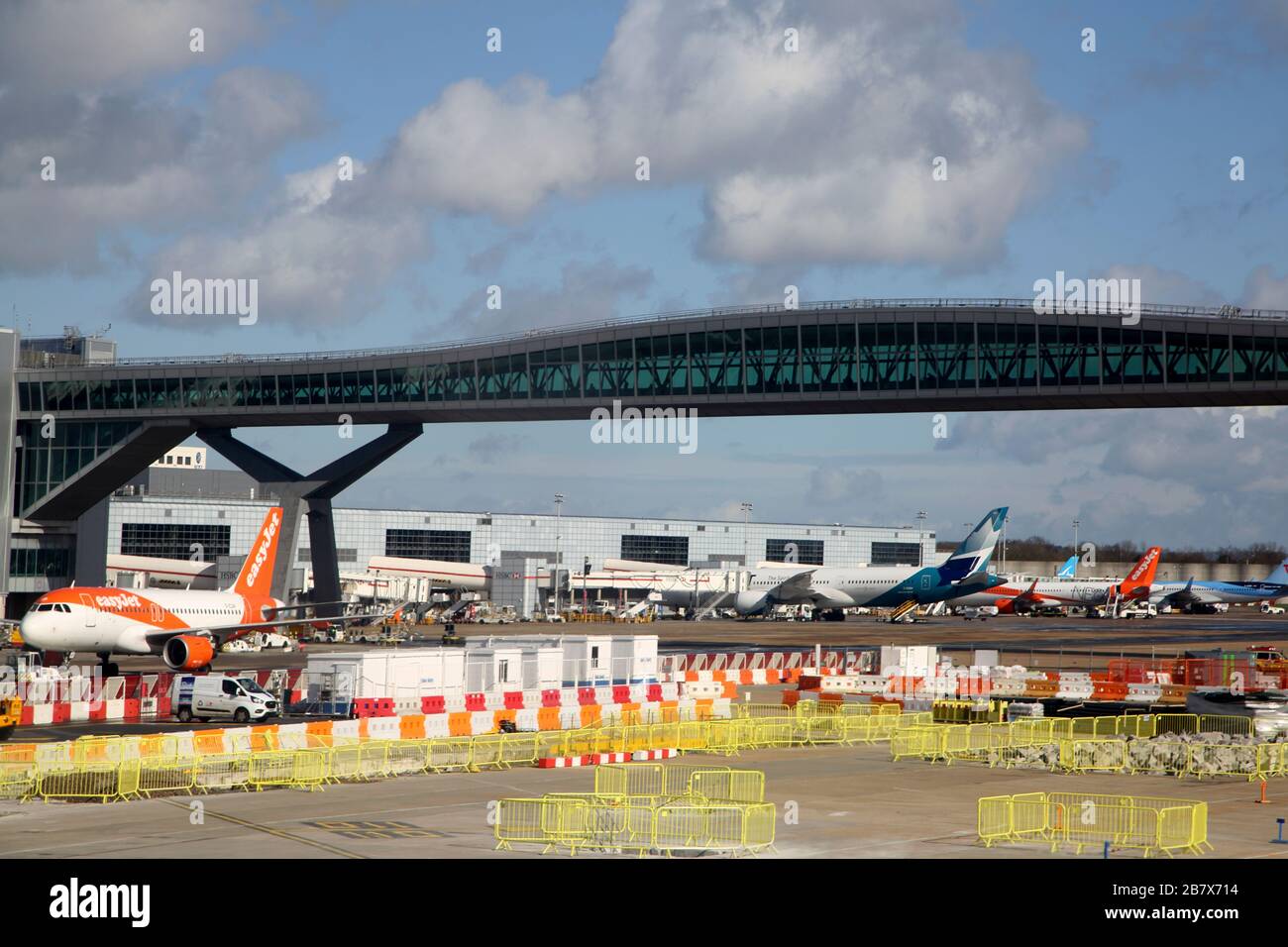 Gatwick Airport England Air Bridge reliant le terminal nord à l'embarcadère 6 Banque D'Images