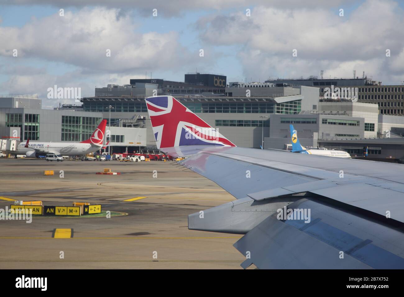 Gatwick Airport England avion Boeing 747-400 (744) Wing montrant Union Jack Design sur l'aile Tip Banque D'Images