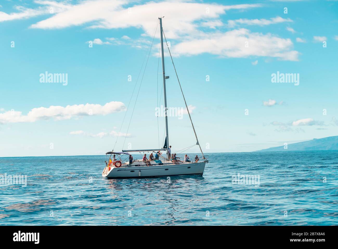 Bateau à voile avec des touristes dans l'océan atlantique par l'île de Ténérife Banque D'Images