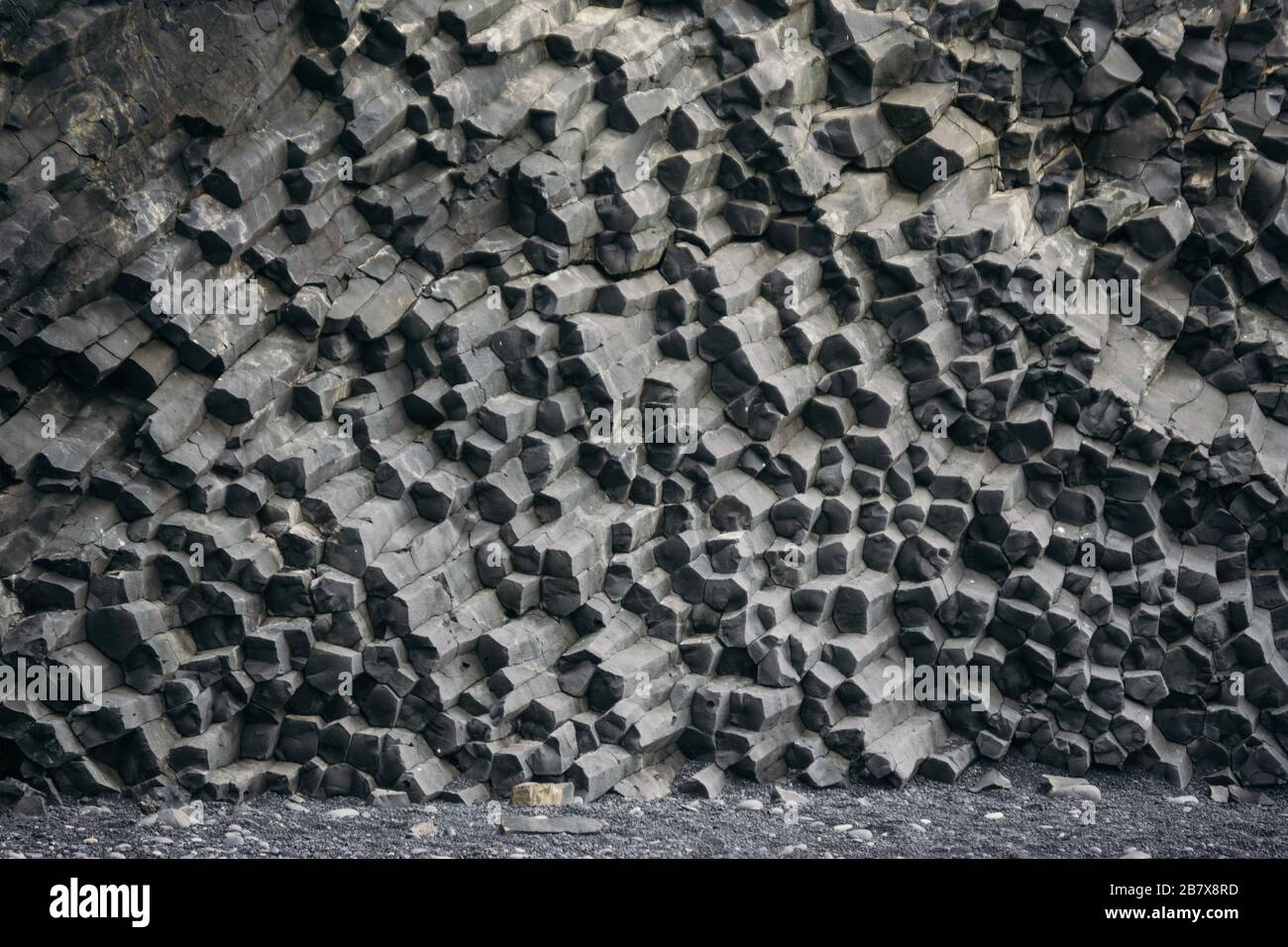 Rochers de basalte à Black Beach, Islande Banque D'Images