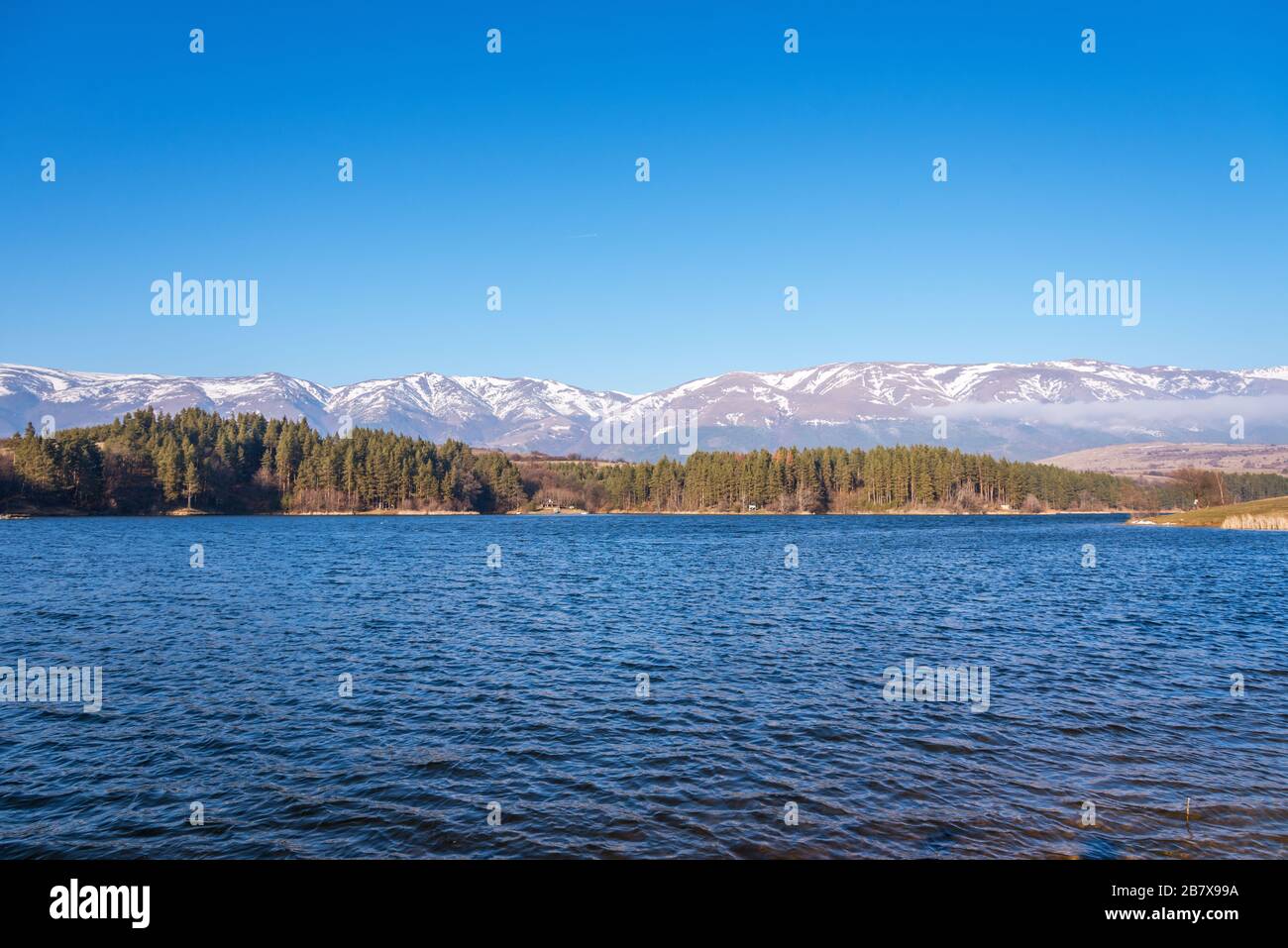 Environnement du barrage, du réservoir ou du barrage Dushantsi à la rivière Topolnitsa, montagne des Balkans centraux, Stara Planina, Bulgarie. Banque D'Images