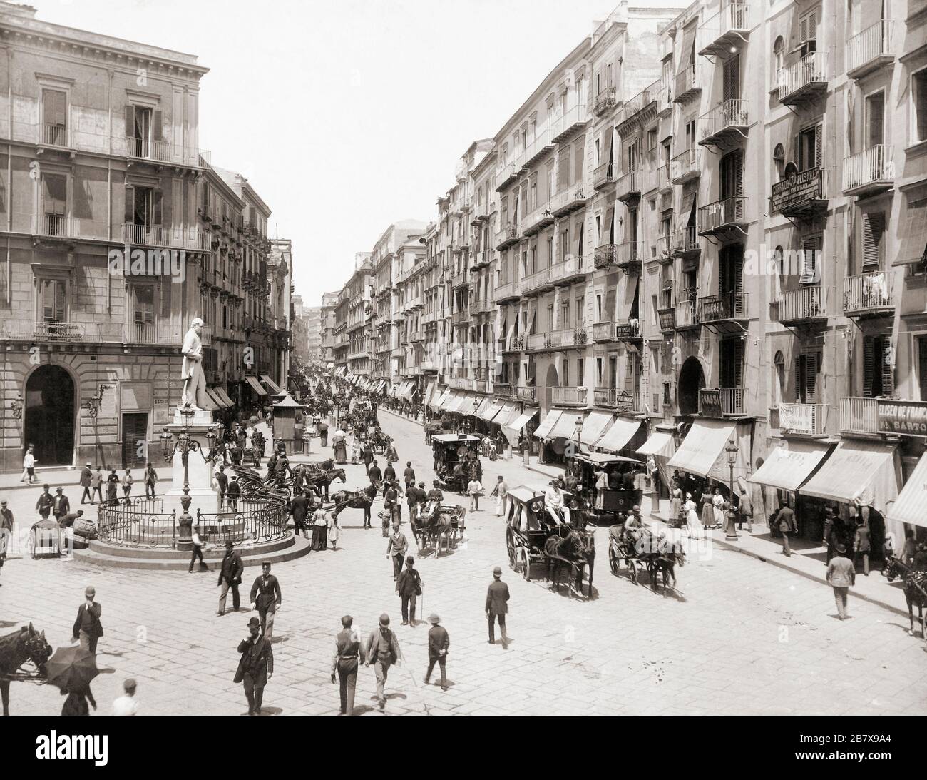 La via Roma à Naples, Italie vers 1895. La rue est maintenant appelée via Toledo. La statue sur la gauche est du poète italien Carlo Poerio, 1804 - 1867. Après un travail du photographe allemand Giorgio Sommer, 1834 - 1914. Banque D'Images