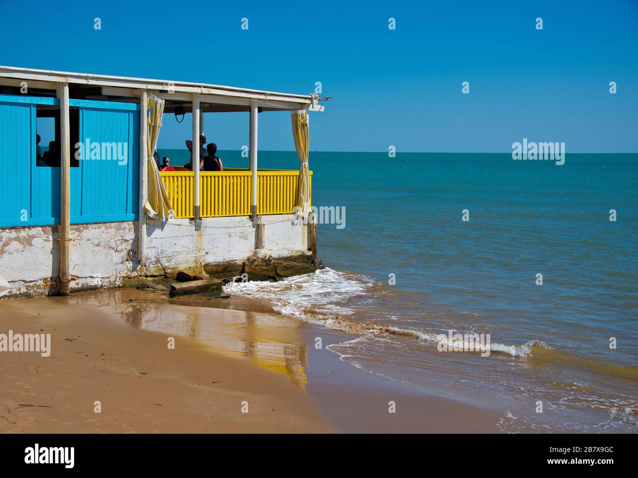 Restaurant/bar de la plage à Punta Secca, Ragusa, Sicile, où l'Inspecteur Montalbano a été filmé. Banque D'Images