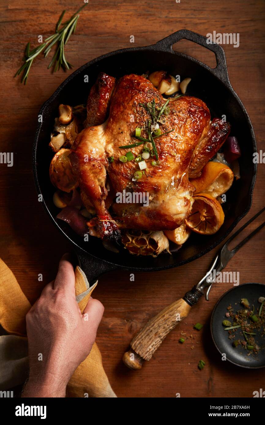 Poulet rôti aux herbes à l'ail et au citron Banque D'Images