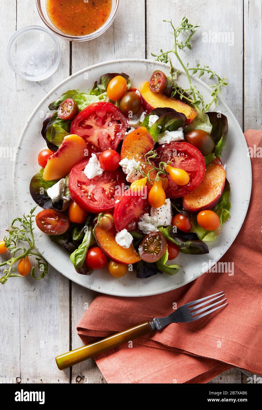 Salade de fruits d'été avec vinaigrette et verts Banque D'Images