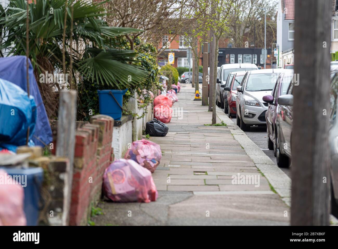 Sacs de recyclage non collectés à l'extérieur du pavé, dans la rue, dans l'avenue Hainault, Westcliff on Sea, Essex, Royaume-Uni. Services du Conseil Banque D'Images