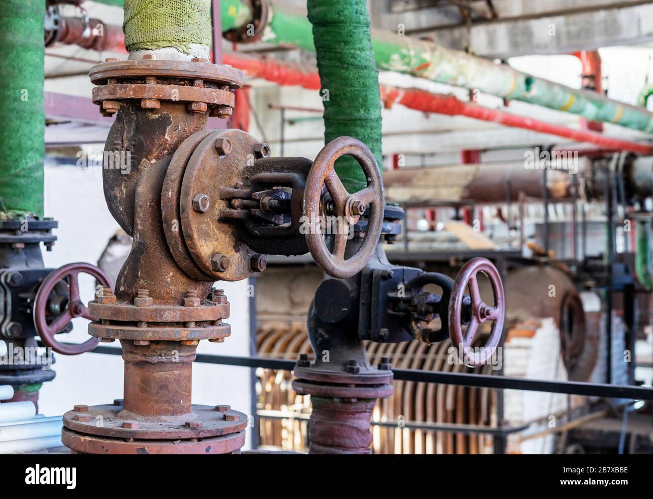 Soupapes d'arrêt dans un réseau d'approvisionnement en eau. Chaudière à gaz Prix de l'équipement. Banque D'Images