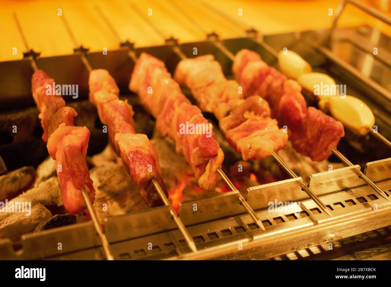 Brochettes d'agneau chinois Yang Gochi en Corée Banque D'Images