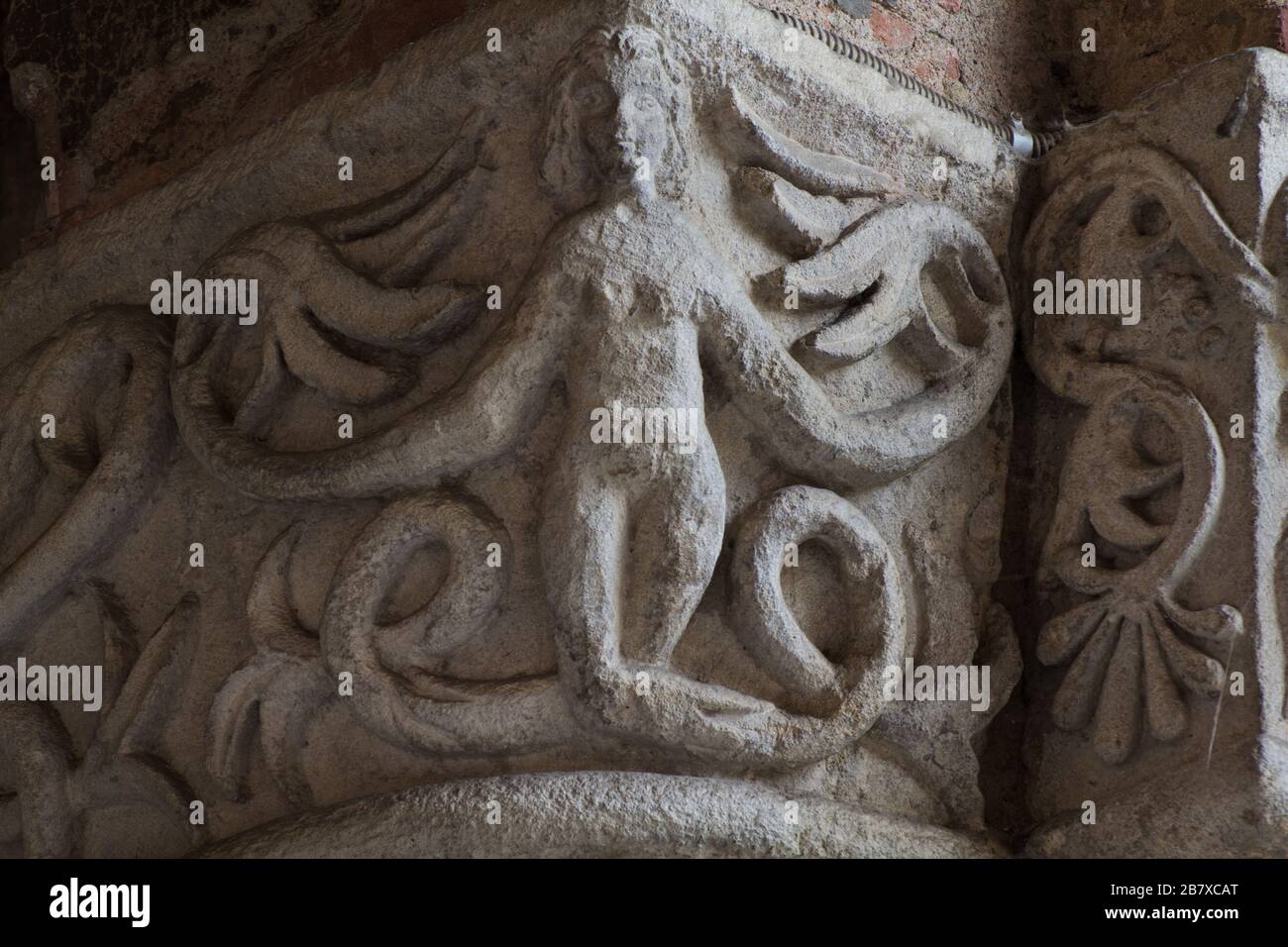 Le Bestiaire médiéval - capitale de style roman - Atrium d'Ansperto - Basilique de Sant'Ambrogio - Milan Banque D'Images