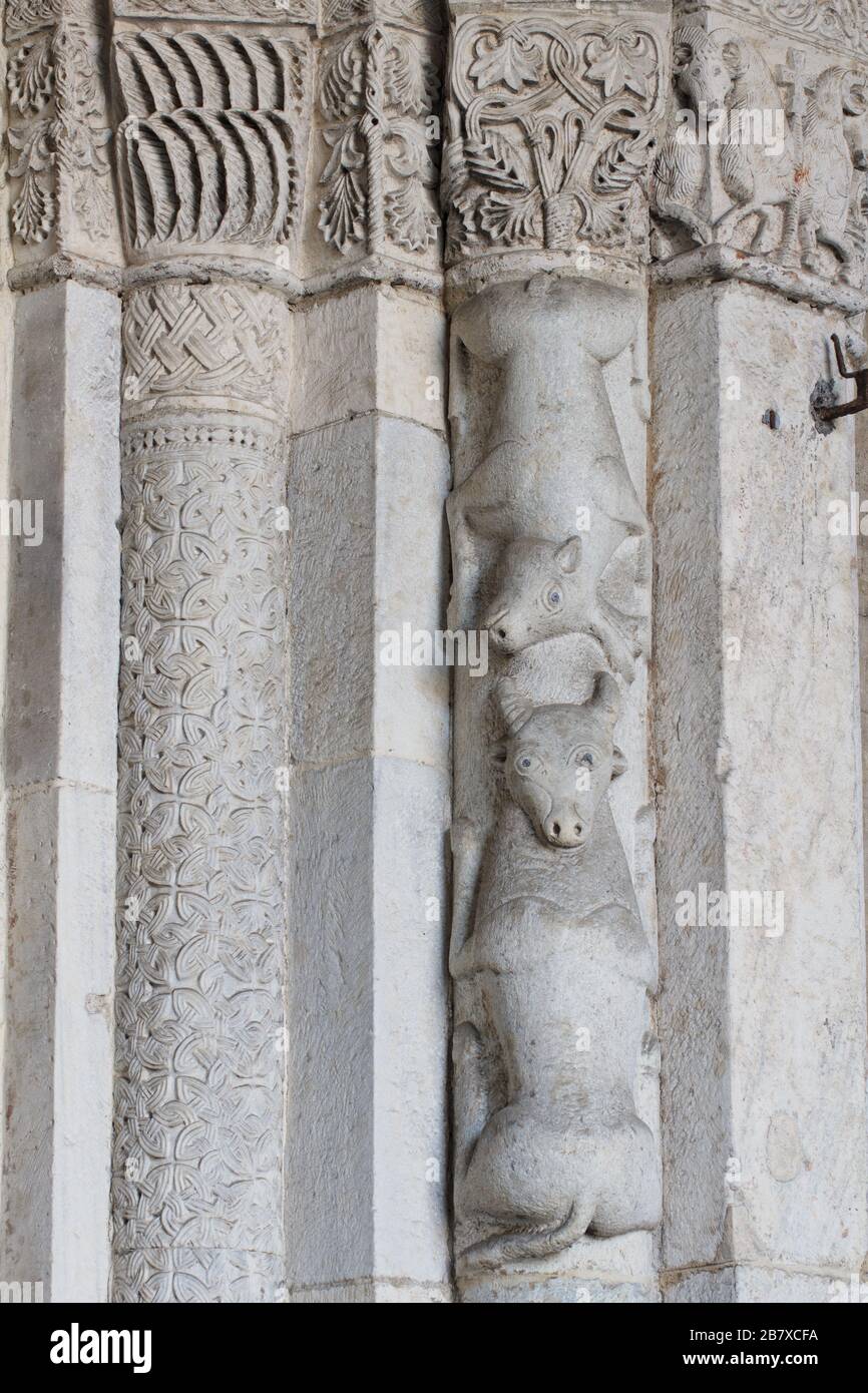 Le Bestiaire médiéval - colonne du portail homme - Atrium d'Ansperto - Basilique de Sant'Ambrogio - Milan Banque D'Images