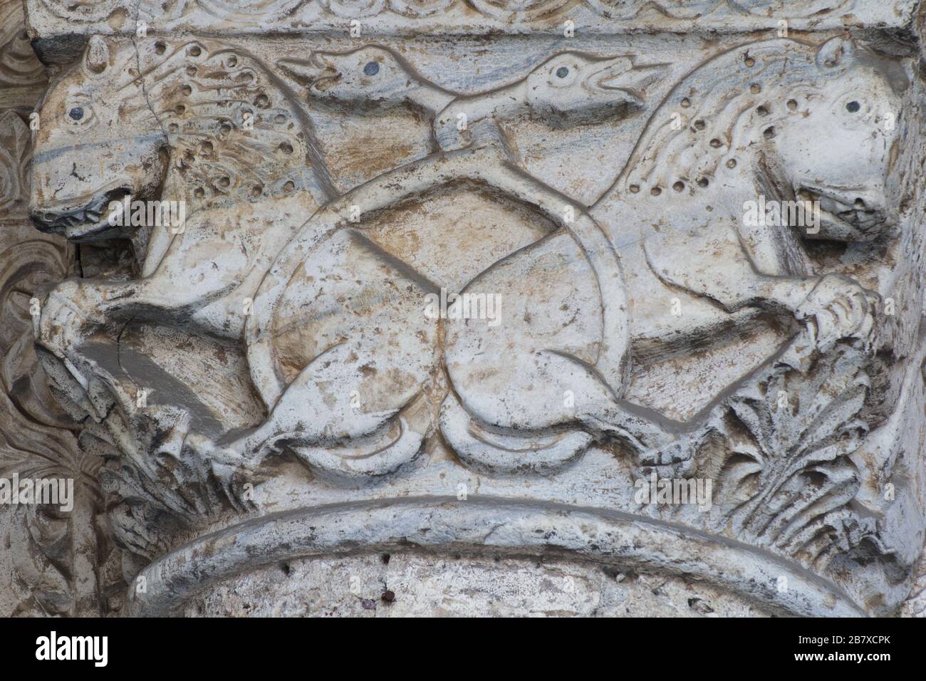 Le Bestiaire médiéval - animaux fantastiques - capitale de style roman - Atrium d'Ansperto - Basilique de Sant'Ambrogio - Milan Banque D'Images