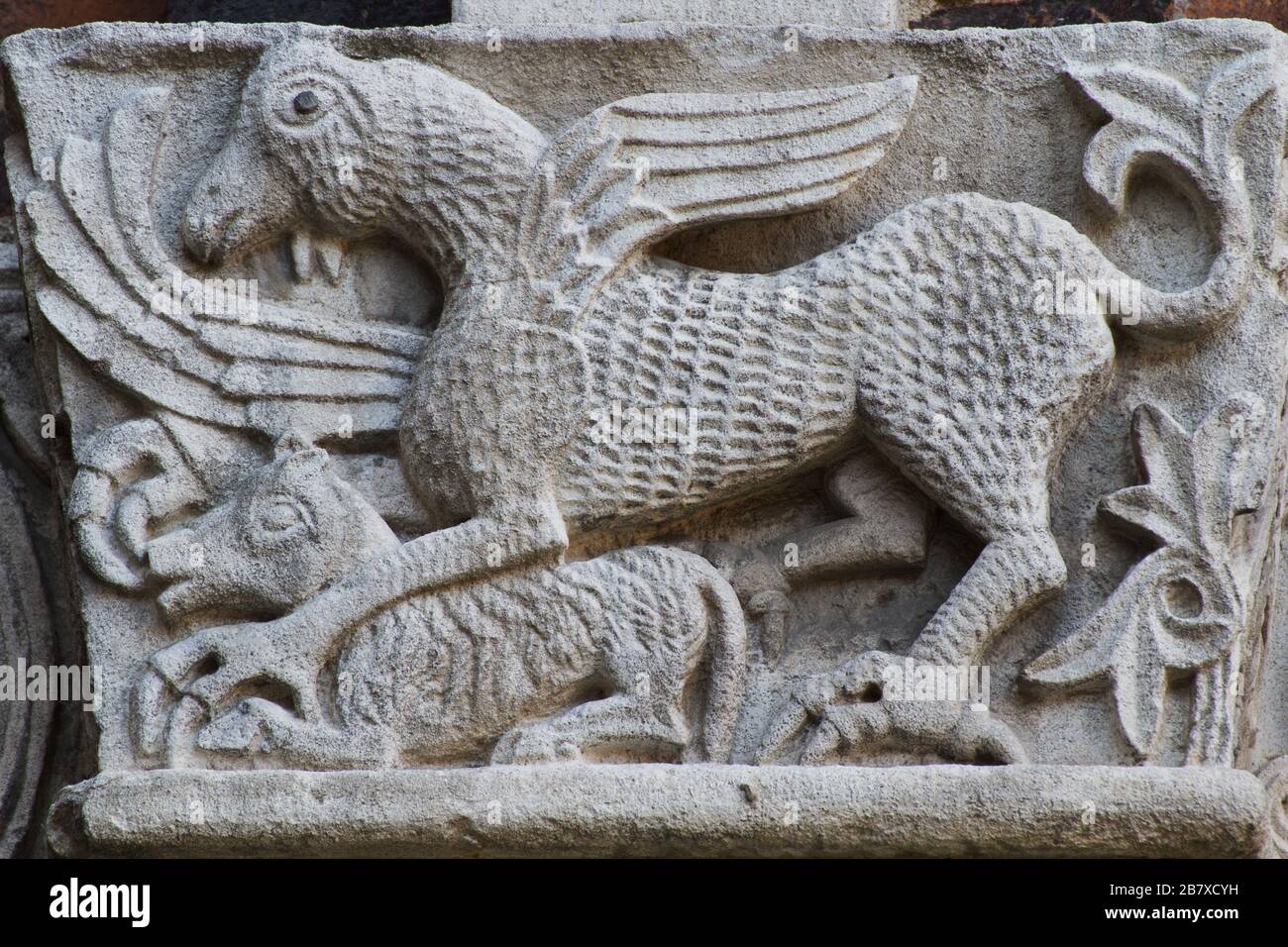 Le Bestiaire médiéval - Griffon et sa prière - fantastique Animaux - capitale de style roman - Atrium d'Ansperto - Basilique De Sant'Ambrogio - Milan Banque D'Images