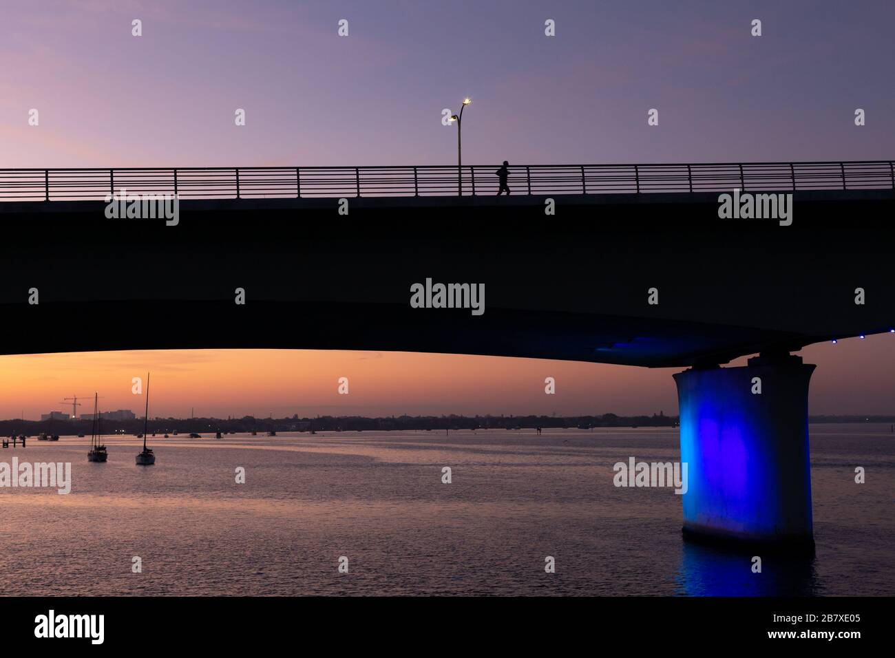 Lever du soleil sur la John Ringling Causeway à Sarasota, Floride, États-Unis. Banque D'Images