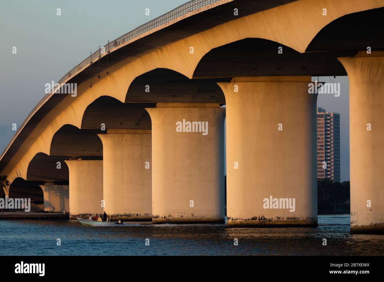 Lever du soleil sur la John Ringling Causeway à Sarasota, Floride, États-Unis. Banque D'Images