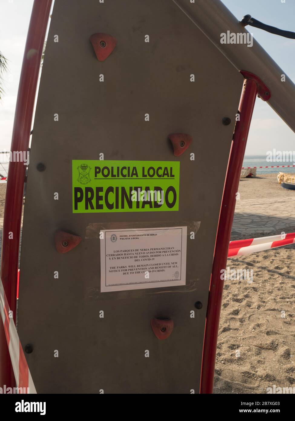 La police espagnole a remarqué la fermeture des parcs et des espaces ouverts à cause de Corvid 19, y compris la zone de jeu sur la plage de Burriana, Nerja, Adalauacia, Espagne Banque D'Images