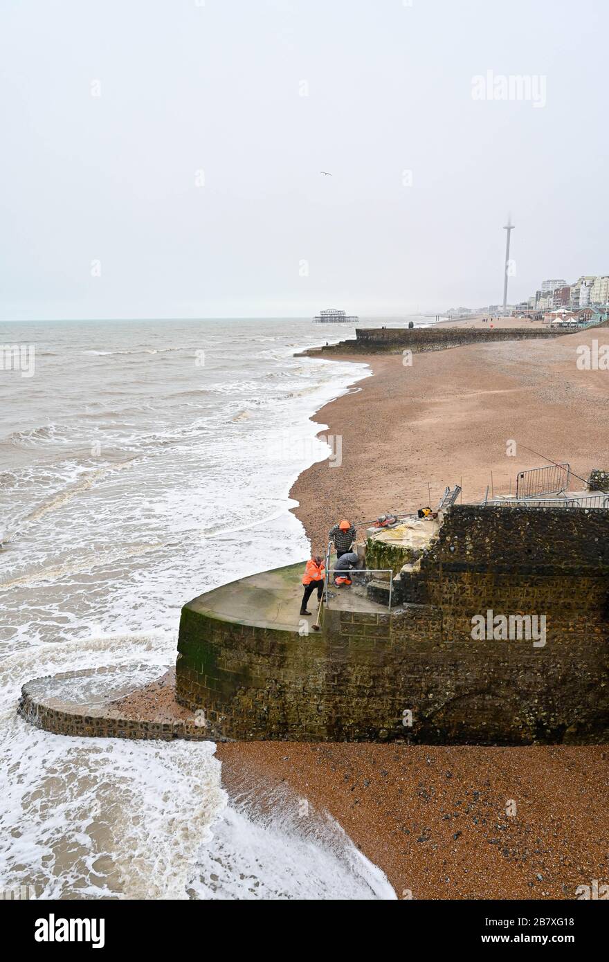 Des travaux de réparation ont lieu sur l'aine du front de mer de Brighton Beach, près du Palace Pier, endommagé par les récentes tempêtes hivernales au Royaume-Uni Banque D'Images