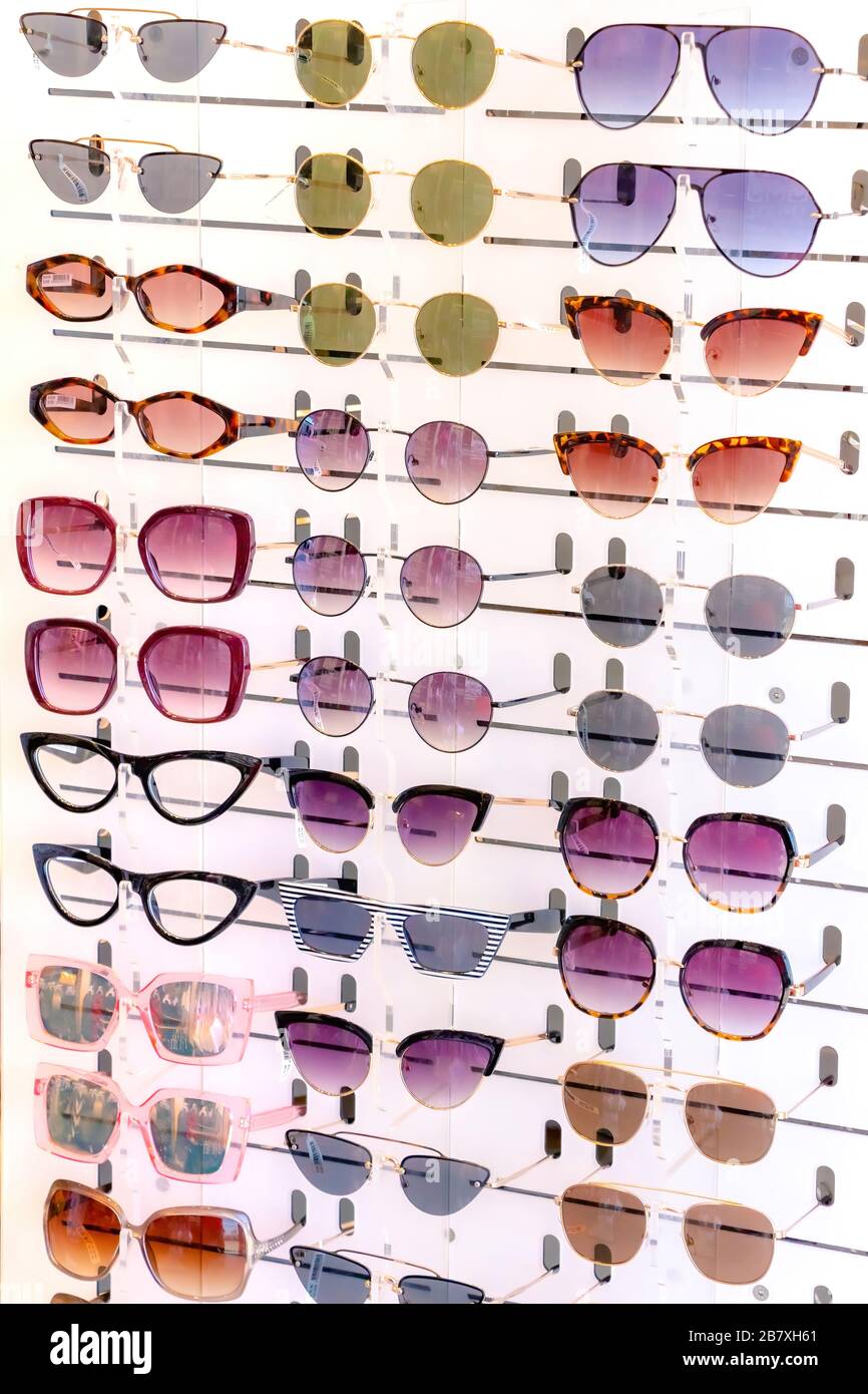 Stand avec de nombreuses lunettes de soleil dans un magasin d'optique. Vue  latérale rapprochée Photo Stock - Alamy